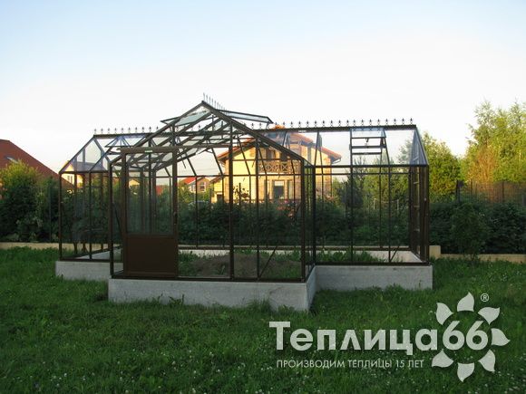 Теплица botanik T с большим тамбуром под стекло (24 м²) готовый комплект